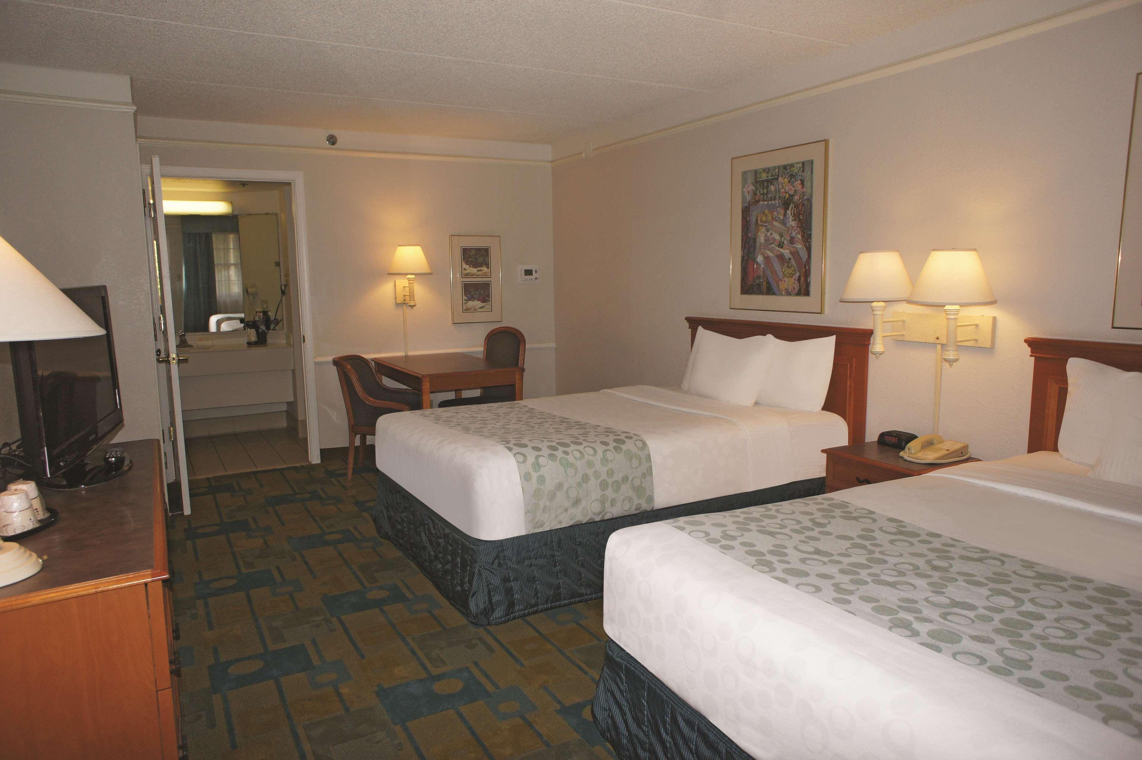 Days Inn By Wyndham San Diego ויסטה מראה חיצוני תמונה