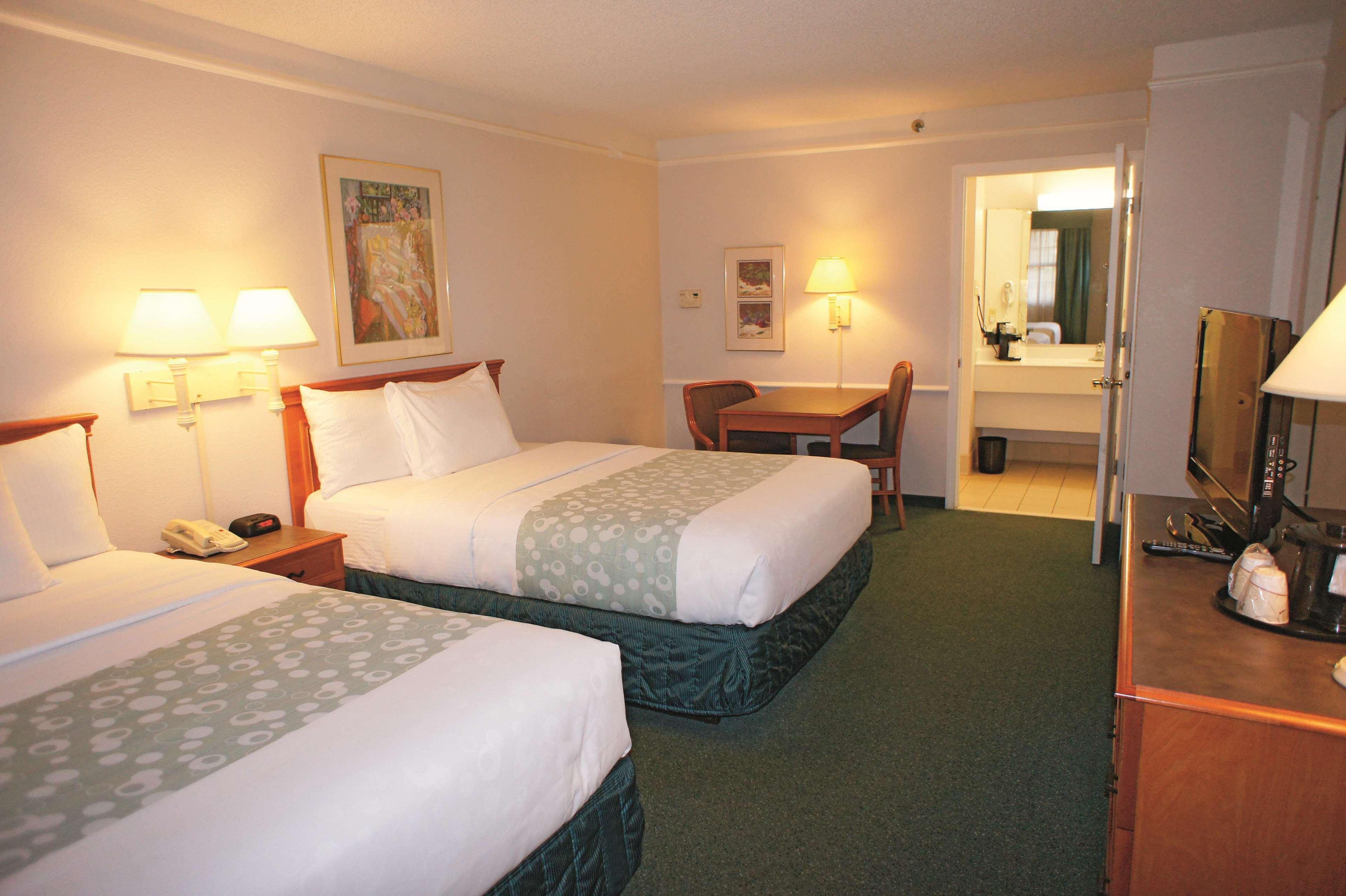 Days Inn By Wyndham San Diego ויסטה מראה חיצוני תמונה