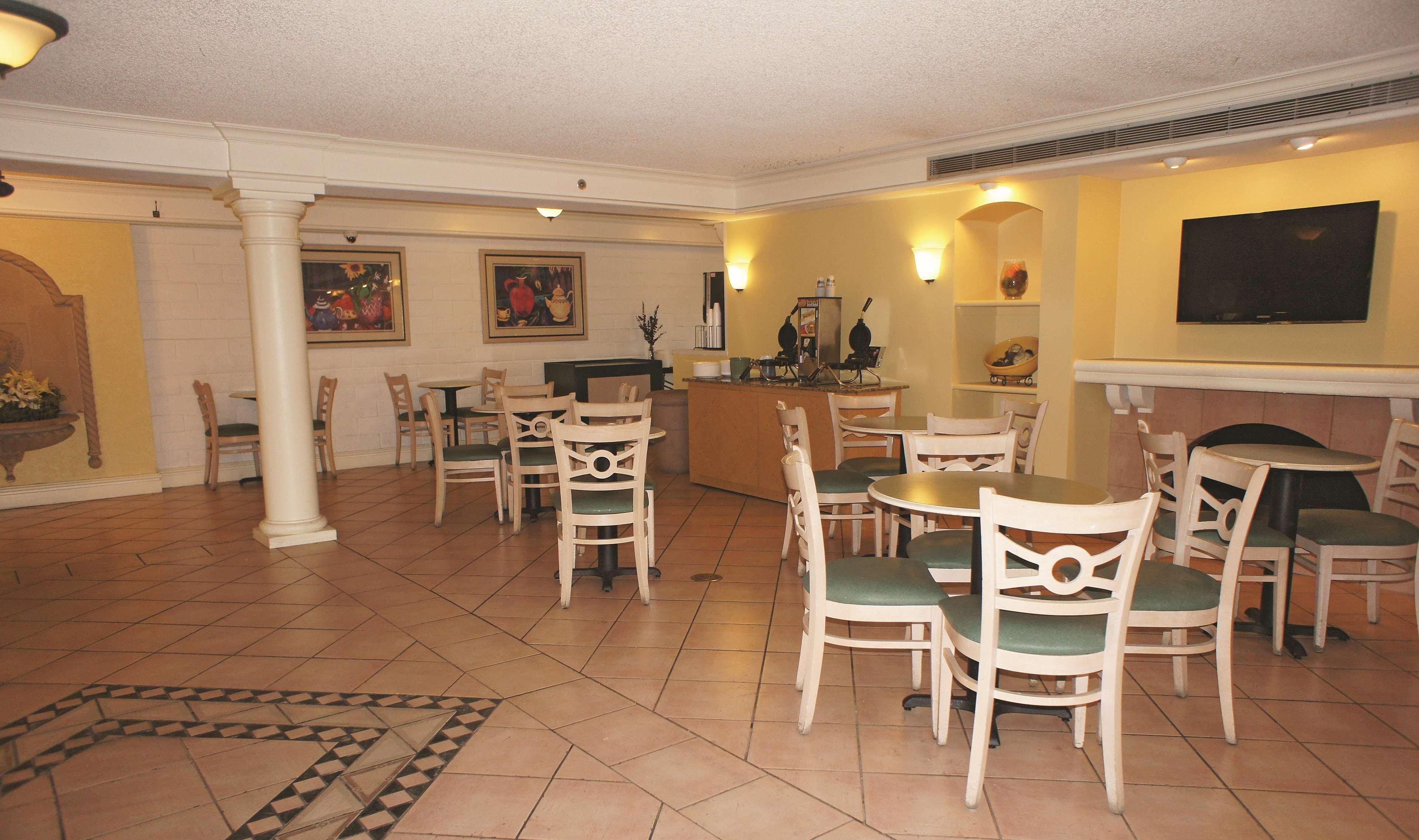 Days Inn By Wyndham San Diego ויסטה מראה חיצוני תמונה