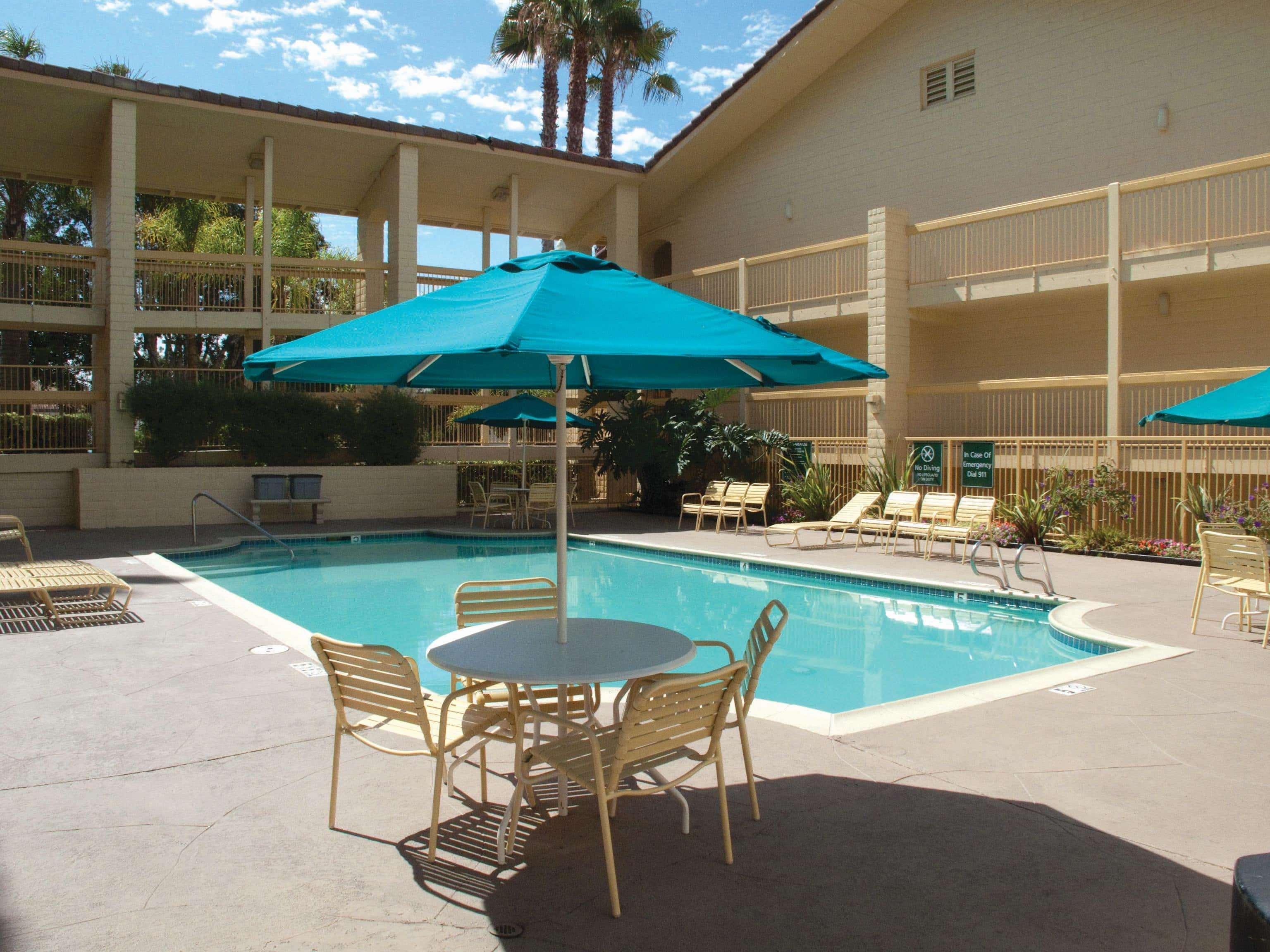 Days Inn By Wyndham San Diego ויסטה מראה חיצוני תמונה