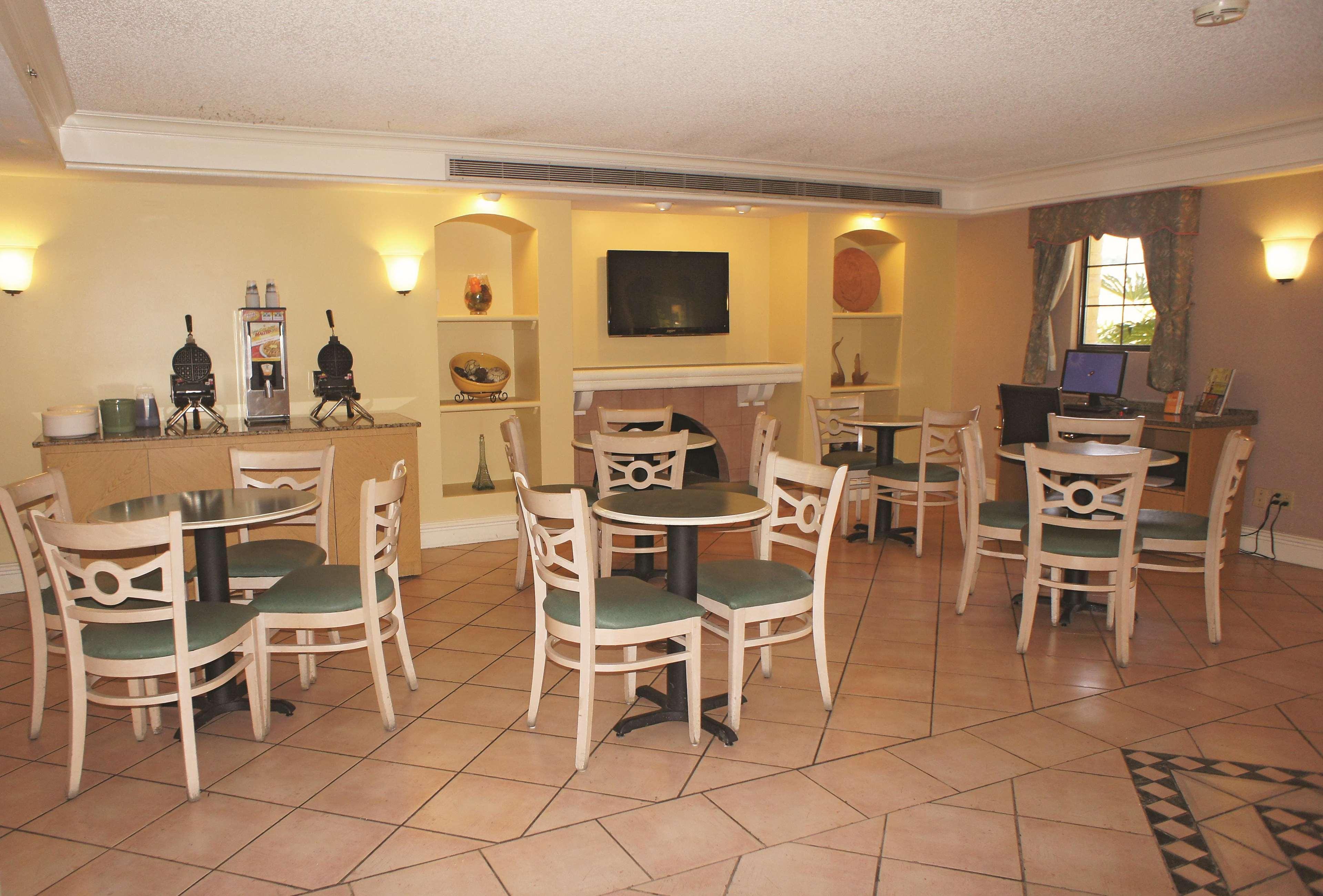 Days Inn By Wyndham San Diego ויסטה מראה חיצוני תמונה