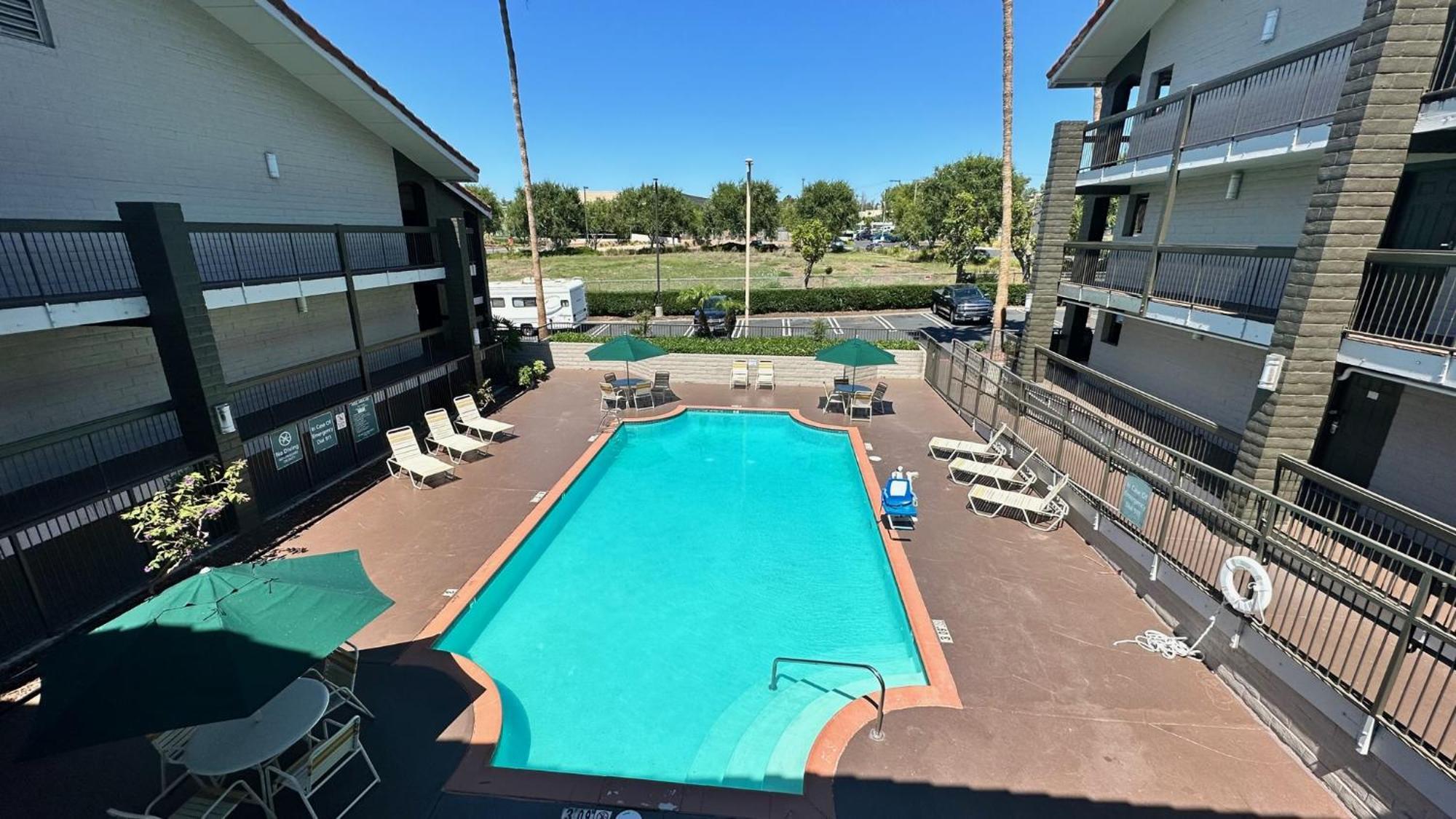 Days Inn By Wyndham San Diego ויסטה מראה חיצוני תמונה