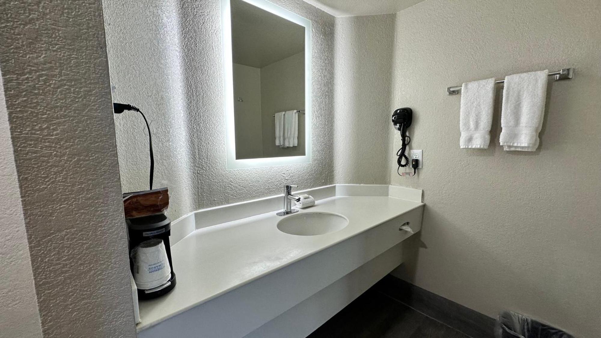 Days Inn By Wyndham San Diego ויסטה מראה חיצוני תמונה