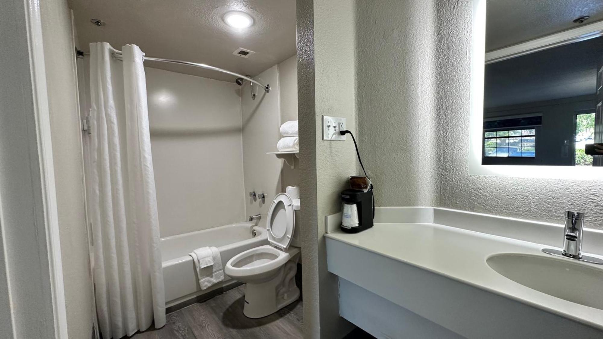 Days Inn By Wyndham San Diego ויסטה מראה חיצוני תמונה