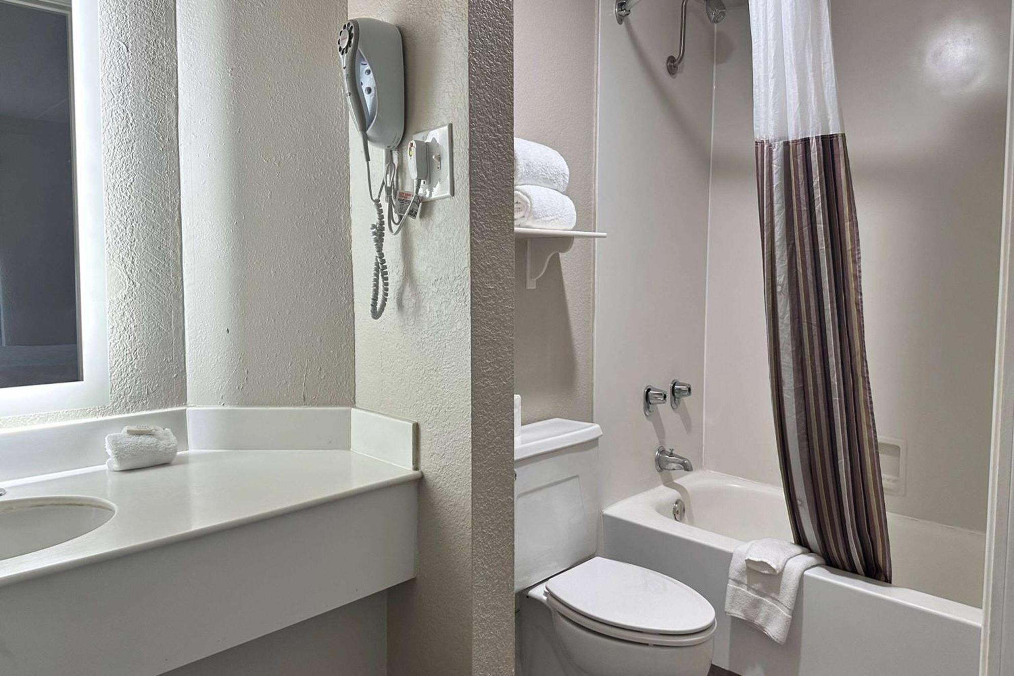 Days Inn By Wyndham San Diego ויסטה מראה חיצוני תמונה