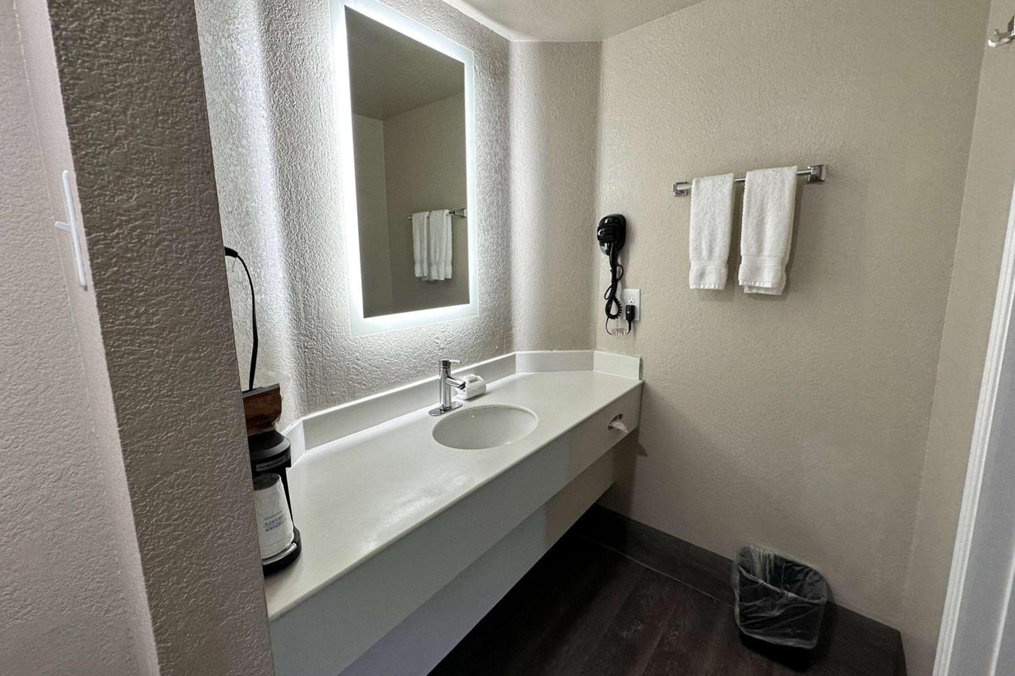 Days Inn By Wyndham San Diego ויסטה מראה חיצוני תמונה