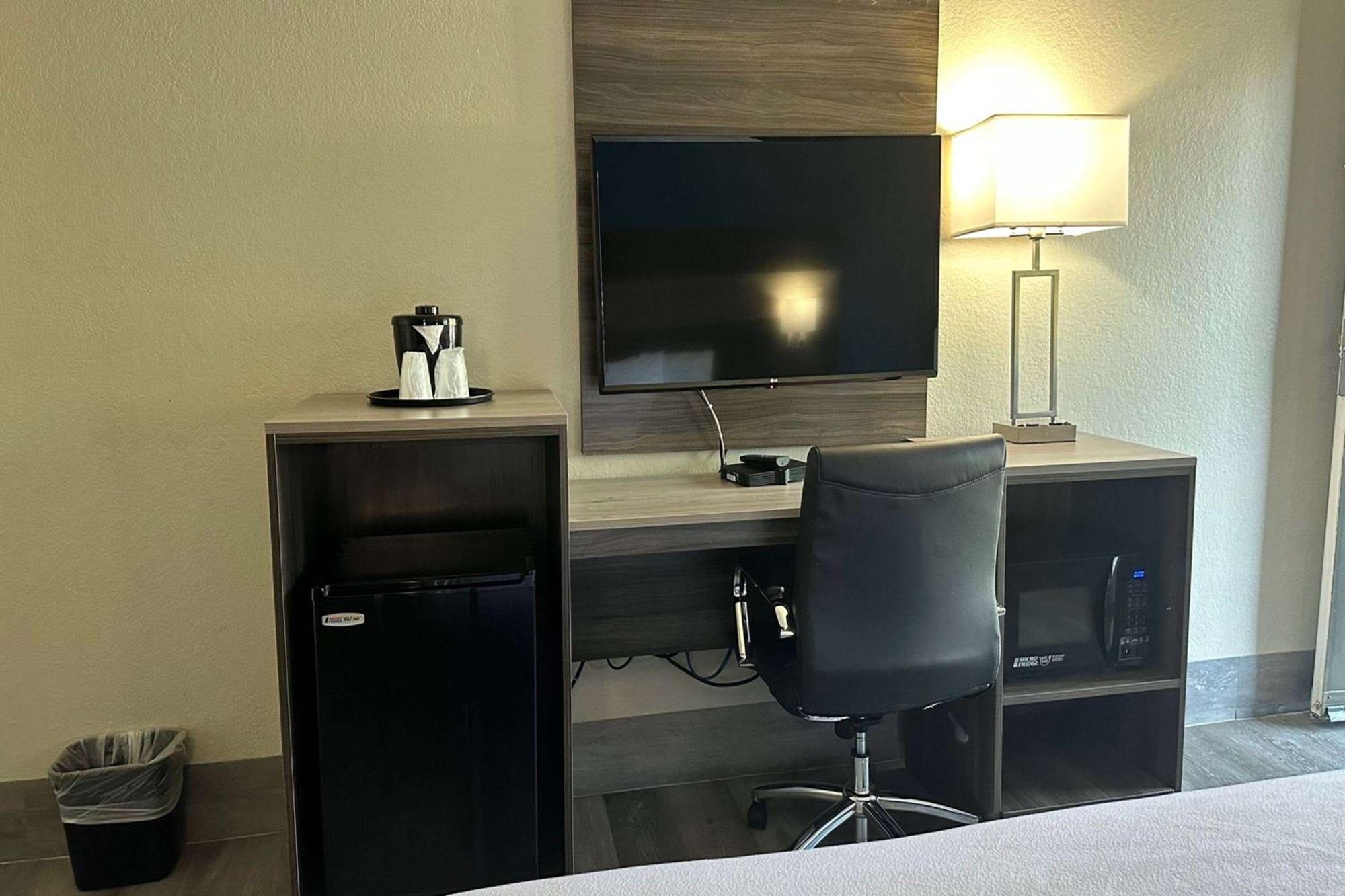 Days Inn By Wyndham San Diego ויסטה מראה חיצוני תמונה