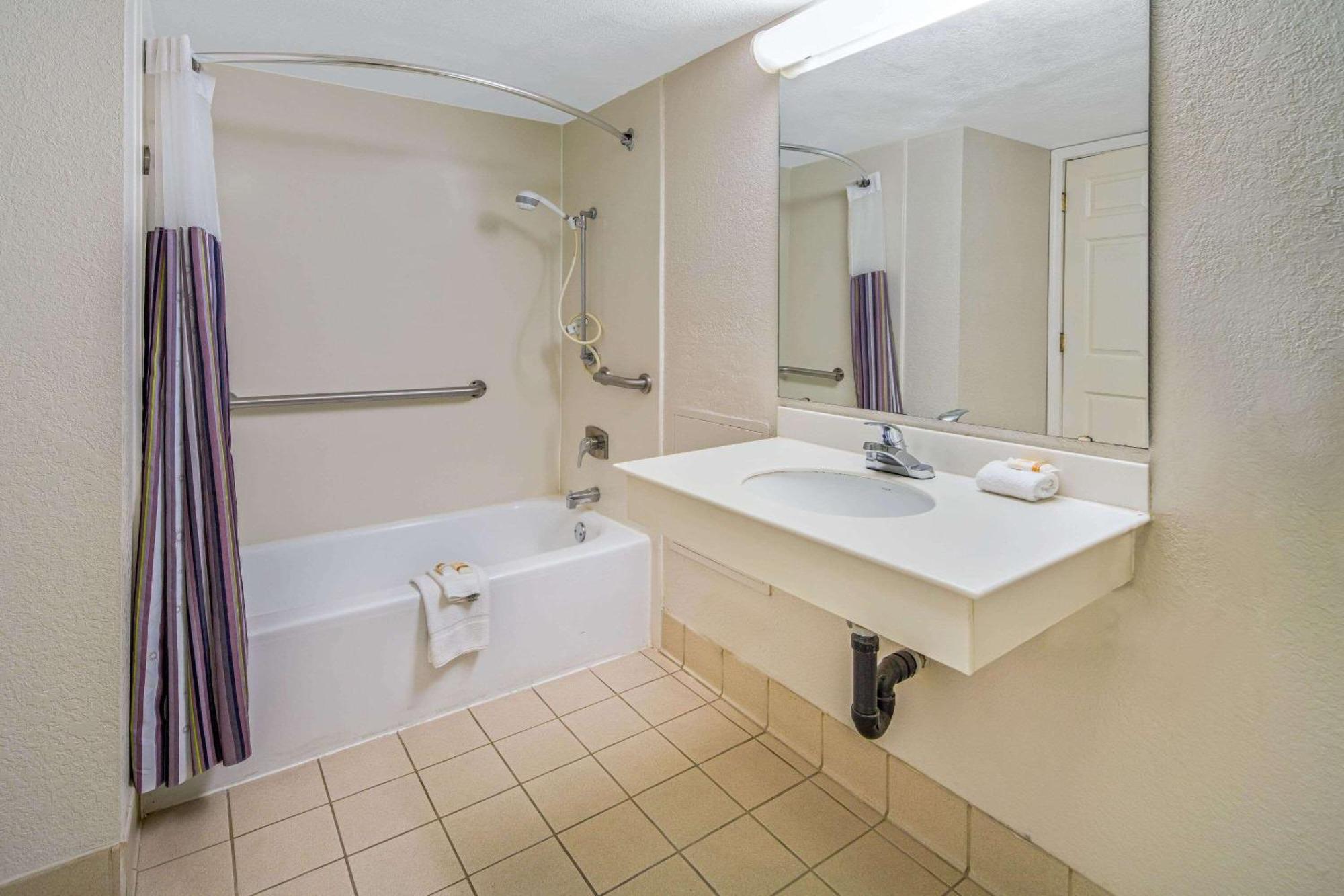Days Inn By Wyndham San Diego ויסטה מראה חיצוני תמונה