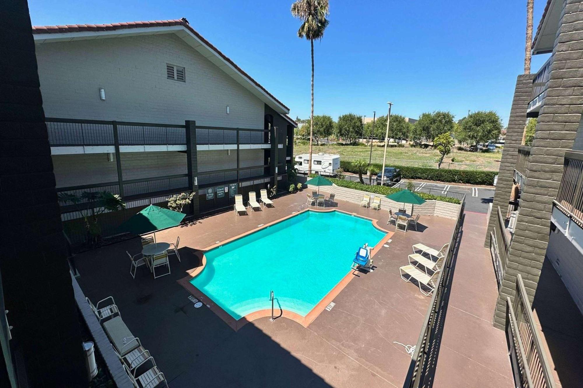 Days Inn By Wyndham San Diego ויסטה מראה חיצוני תמונה