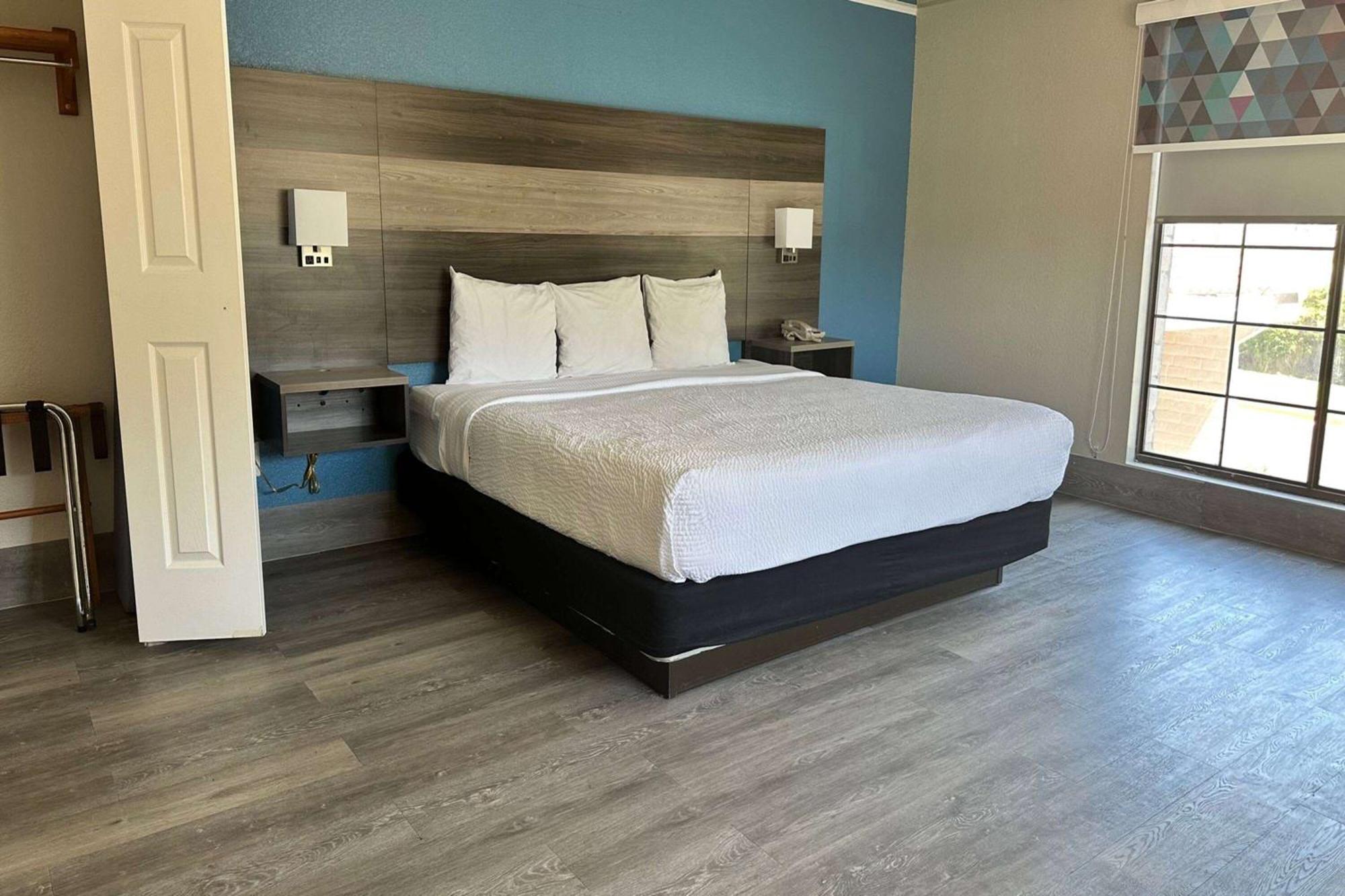 Days Inn By Wyndham San Diego ויסטה מראה חיצוני תמונה